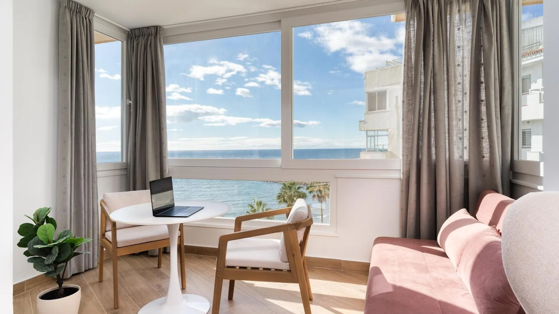 Contacts de Luxury Apartment On The Beachfront